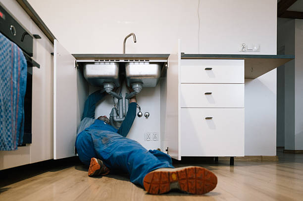 Professional Emergency Plumber technician working in Oak Hill, FL